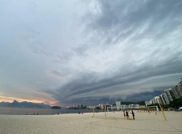 Fim de semana no Rio será de calor e chuva, com risco de temporais no sábado e melhora no domingo