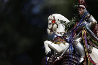 Estátua de São Jorge durante celebração no Rio; santo é padroeiro do estado e feriado do seu dia será seguido por ponto facultativo no Rio