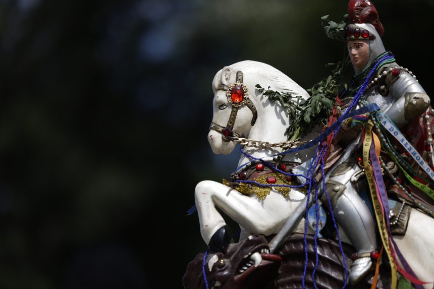Estátua de São Jorge durante celebração no Rio; santo é padroeiro do estado e feriado do seu dia será seguido por ponto facultativo no Rio