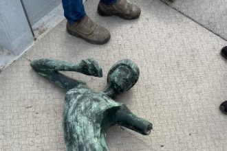 estatua curumim lagoa.jpeg