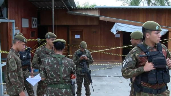 Imagens da ação do Exército que fechou restaurante Tropicana, que fica em área citada em pedido do MPF