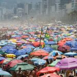 Praia lotada e tomada por guarda-chuvas em dia de calor e instabilidade no Rio: feriadão de Páscoa terá sol entre nuvens e pancadas de chuva ao longo do dia.