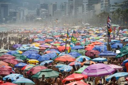 Praia lotada e tomada por guarda-sóis em dia de calor e instabilidade no Rio: feriadão de Páscoa terá sol entre nuvens e pancadas de chuva ao longo do dia.