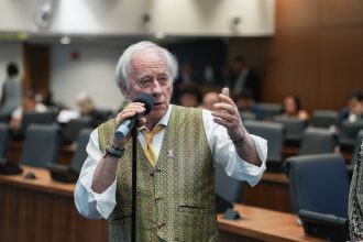 Carlos Minc, da frente de oposição a Douglas Ruas na Alerj, leva suas demandas ao governador Ricardo Couto