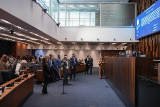 Plenário da Alerj durante votação que rejeitou projeto sobre racismo ambiental