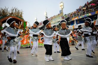 Liesa Mirim; integrantes da escola de samba mirim Herdeiros da Vila