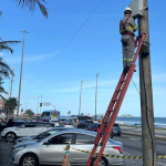 Agente da prefeitura instala câmera na Barra da Tijuca