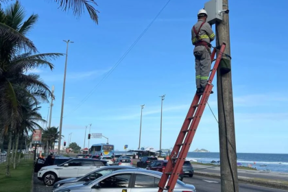 Agente da prefeitura instala câmera na Barra da Tijuca