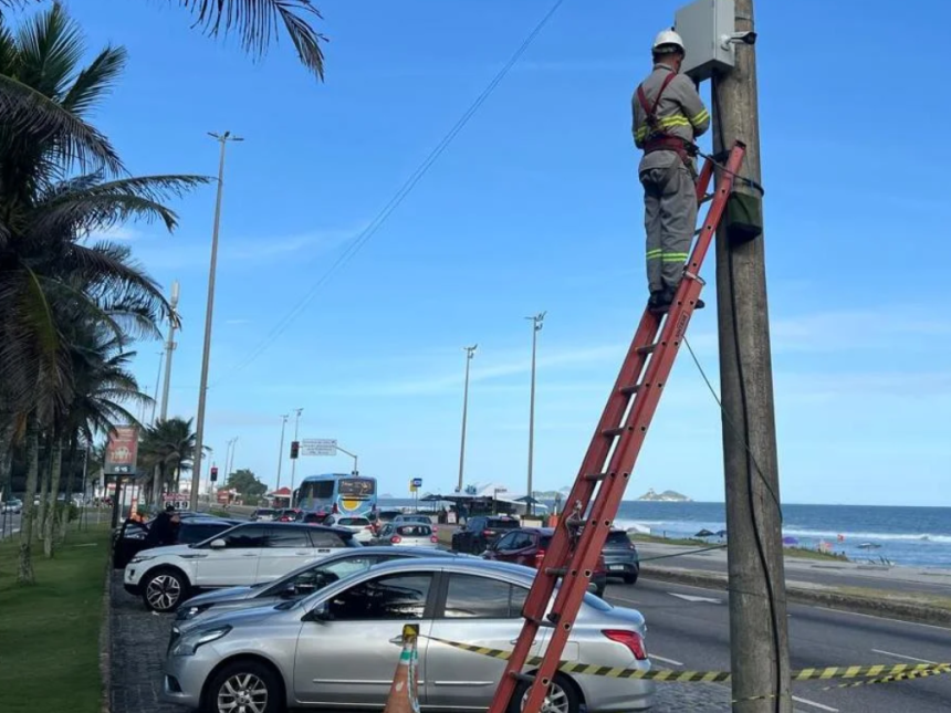 Agente da prefeitura instala câmera na Barra da Tijuca