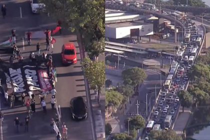 manifestação de servidores na Avenida Francisco Bicalho