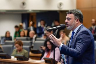 Líder do PDT, Vitor Júnior segue no ringue pela presidência da Alerj como nome da oposição a Douglas Ruas