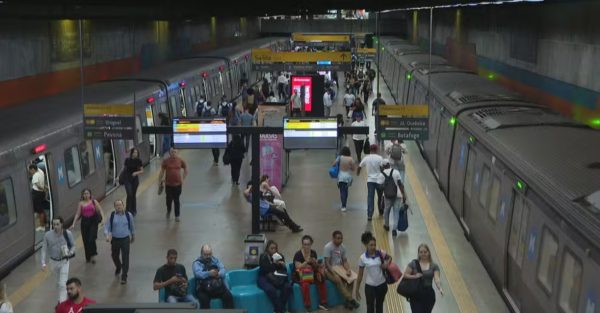 Passageiros enfrentam atrasos no metrô, que tem intervalos irregulares no Rio