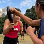 Aula de defesa pessoal reúne mulheres no Aterro do Flamengo, com treino de Muay Thai voltado ao fortalecimento físico e à autonomia em situações de risco, sob orientação da lutadora Poliana Botelho.