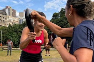 Aula de defesa pessoal reúne mulheres no Aterro do Flamengo, com treino de Muay Thai voltado ao fortalecimento físico e à autonomia em situações de risco, sob orientação da lutadora Poliana Botelho.