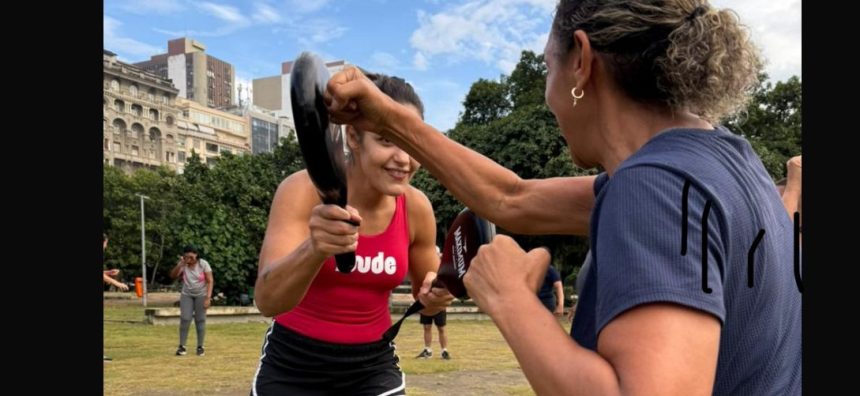 Aula de defesa pessoal reúne mulheres no Aterro do Flamengo, com treino de Muay Thai voltado ao fortalecimento físico e à autonomia em situações de risco, sob orientação da lutadora Poliana Botelho.