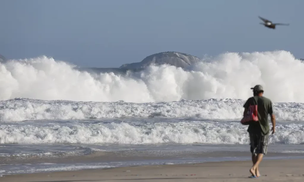 Marinha emite alerta de ressaca na orla do Rio com ondas de até 3 metros