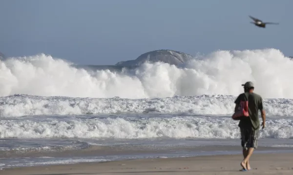 Marinha emite alerta de ressaca na orla do Rio com ondas de até 3 metros