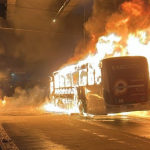 ônibus pega fogo na Avenida Brasil