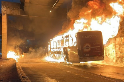 ônibus pega fogo na Avenida Brasil