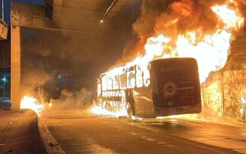 ônibus pega fogo na Avenida Brasil