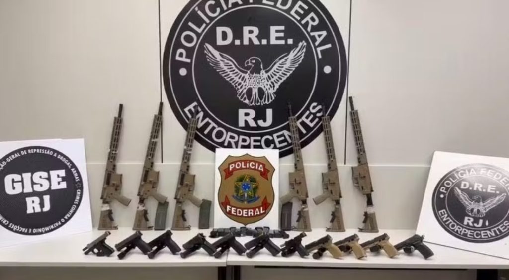 Rumo ao Rio: casal é preso na Dutra com seis fuzis e 11 pistolas