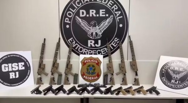 Rumo ao Rio: casal é preso na Dutra com seis fuzis e 11 pistolas