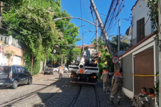 Poste caído após acidente em Santa Teresa