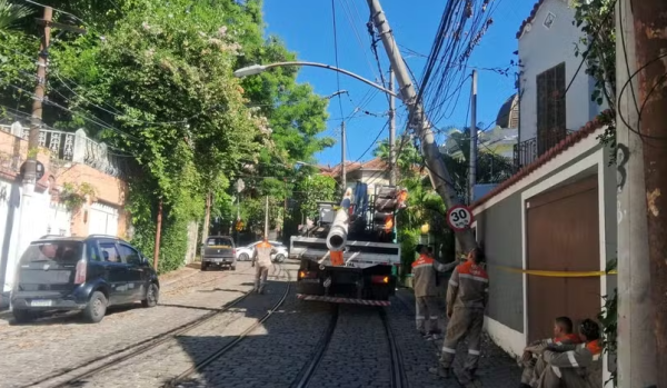 Poste caído após acidente em Santa Teresa