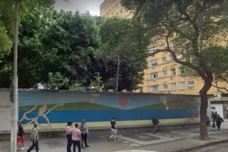 Muro da Praça Sarah Kubitschek, em Copacabana, será demolido na próxima semana