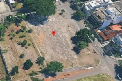 Terreno no Recreio dos Bandeirantes arrematado por R$ 12,3 milhões em leilão da Prefeitura, após redução no valor mínimo e sucessivos adiamentos do processo.