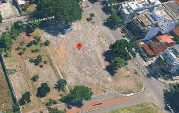 Terreno no Recreio dos Bandeirantes arrematado por R$ 12,3 milhões em leilão da Prefeitura, após redução no valor mínimo e sucessivos adiamentos do processo.