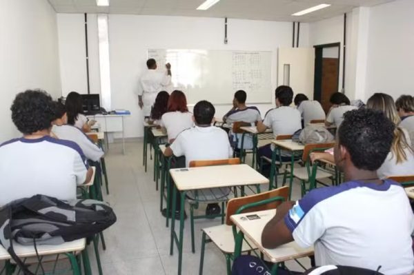 MPRJ aciona Justiça para garantir aulas em escolas estaduais do Rio sem energia elétrica 54 Sala de aula, MPRJ
