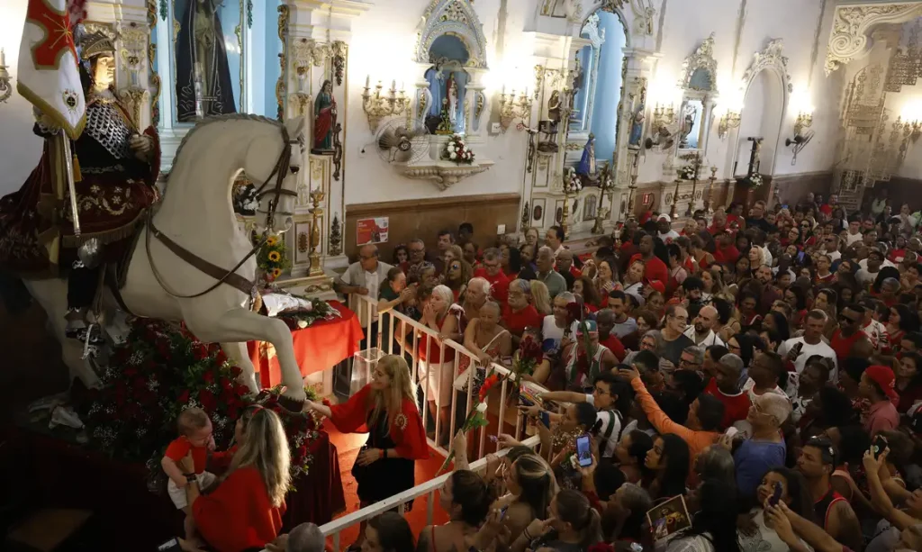 Com esquema de transporte inédito, Supervia terá trens circulando durante a madrugada para Festa de São Jorge no Rio