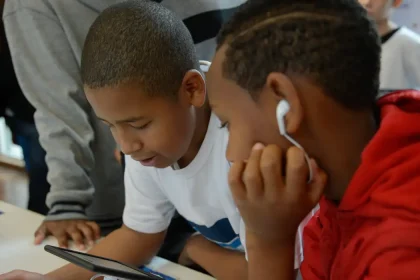 Crianças cada vez mais conectadas: uso da internet levanta debate na OAB-RJ