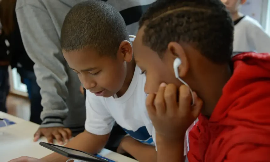 Crianças cada vez mais conectadas: uso da internet levanta debate na OAB-RJ