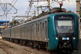 trem da SuperVia chegando ao ramal Saracuruna