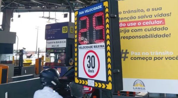 Sistema educativo de velocidade é instalado e inicia operação em faixa exclusiva para motos na Linha Amarela
