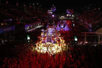 Desfile da Viradouro, campeã do Grupo Especial na Passarela: decisão de cúpulas sobre aumento do número de escolas de samba.