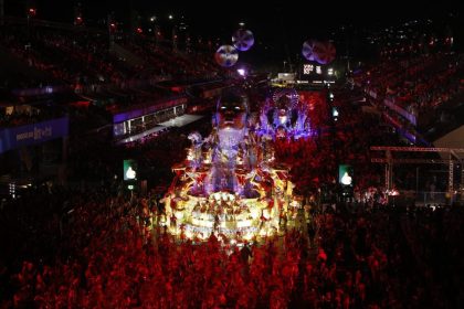 Desfile da Viradouro, campeã do Grupo Especial na Passarela: decisão de cúpulas sobre aumento do número de escolas de samba.
