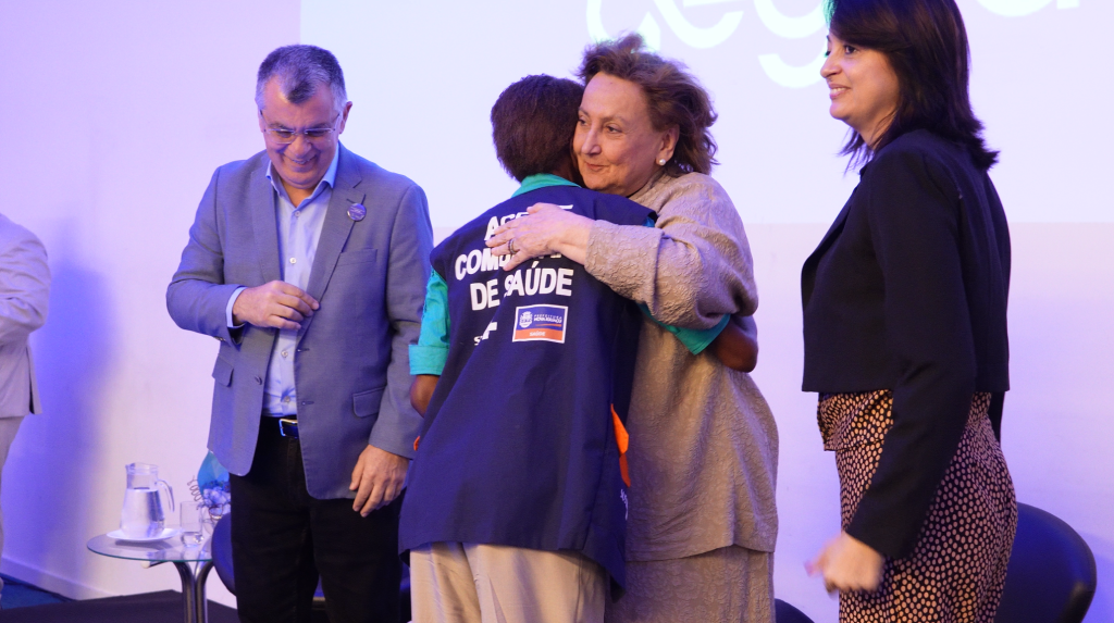 Margareth Dalcomo cumprimenta agente de saúde após fazer elogios a esses profissionais