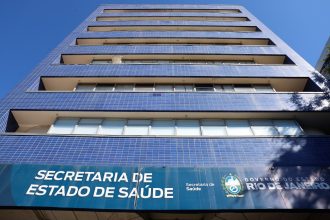 Fachada da sede da Fundação Saúde e da Secretaria de Saúde do governo do estado do Rio, no Rio Comprido