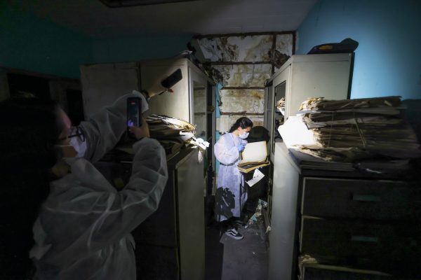 Arquivo Público inicia retirada de acervo histórico do antigo prédio do IML na Lapa após denúncia de descarte irregular 50 Documentos históricos do antigo IML começaram a ser retirados e preservados