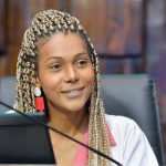 Deputada pediu que o governador em exercício vete o projeto aprovado na Alerj que obriga a criação de banheiros e vestiários para pessoas trans “não redesignadas” e não-binárias