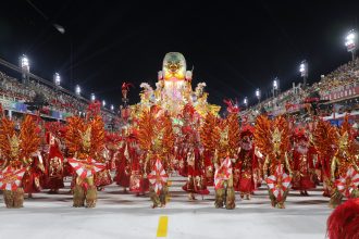 Desfile da Unidos da Viradouro, agremiação de Niterói, no carnaval de 2026
