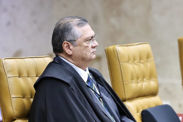 Flávio Dino pede vista e julgamento sobre redistribuição dos royalties de petróleo e gás é paralisado no STF