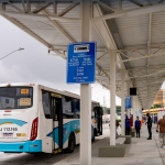 ônibus da baixada parado no terminal brt de irajá