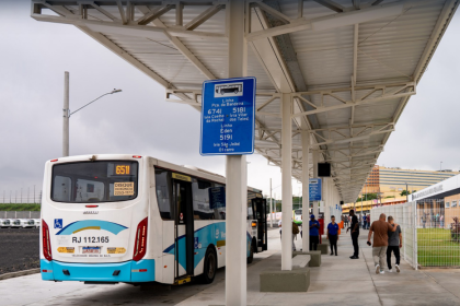 ônibus da baixada parado no terminal brt de irajá