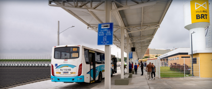 ônibus da baixada parado no terminal brt de irajá