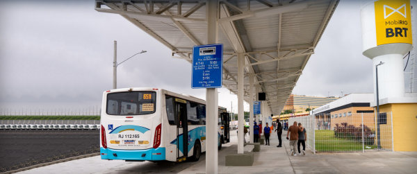 ônibus da baixada parado no terminal brt de irajá