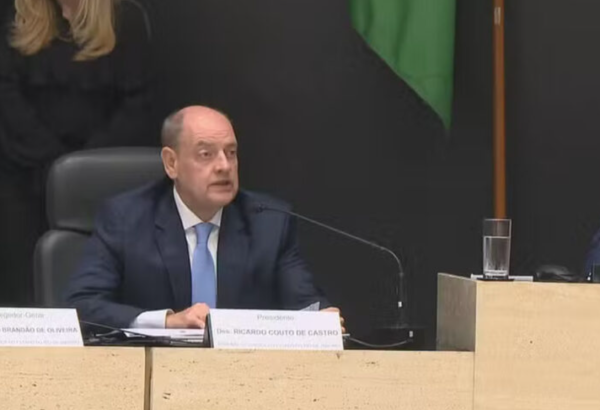 governador em exercício, desembargador Ricardo Couto, em reunião com Uerj